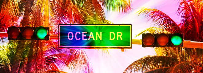 Ocean drive sign and traffic light - obrazy, fototapety, plakaty