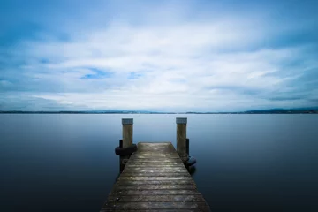 Photo sur Plexiglas Jetée Couvert. Paysage minimaliste sur le lac. Longue exposition.