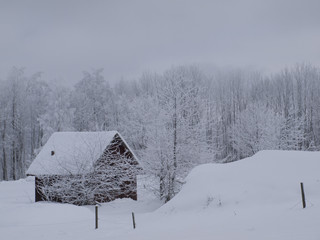 Eine Hütte im Winter