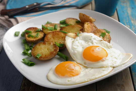Fried eggs with potato