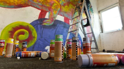 Papier Peint photo Graffiti Graffiti art - pulvérisateur / artiste au travail