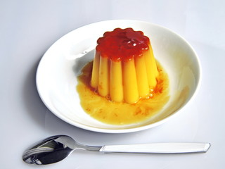 creme caramel. budino pronto da mangiare