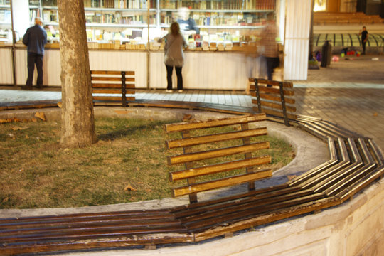 Bilbao - bancs atypiques autour des kiosques &agrave; livre