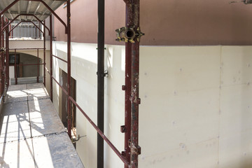 Installation of outer coat insulation on a residential building