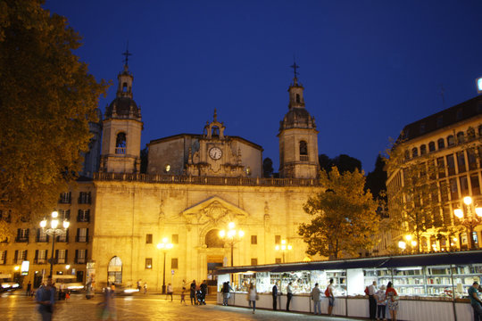 Bilbao by night - b&acirc;timent et kiosques &agrave; livres