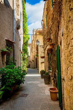 Dans les rues de Capalbio en Toscane