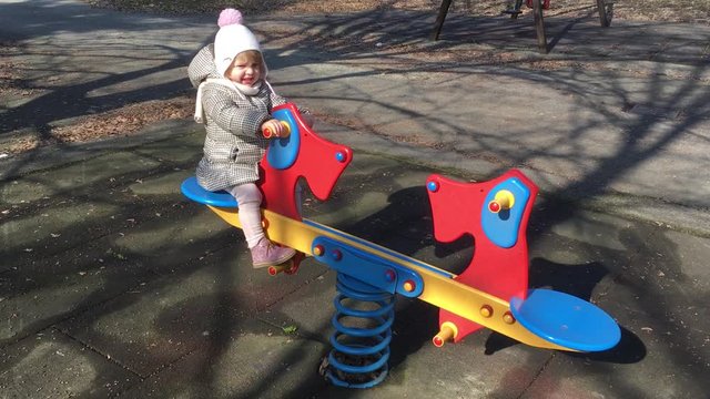 bambina sulla giostra