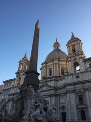Fototapeta na wymiar Fontana dei quattro fiumi e obelisco, Roma, Italia