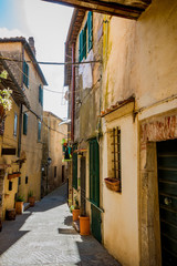 Fototapeta na wymiar Dans les rues de Capalbio en Toscane