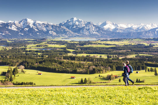 Bayern, Allgäu, Alpenpanorama mit Wanderern