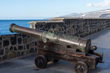Fototapeta na wymiar Canon en bord de mer, Puerto de la Cruz