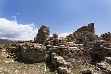 Fototapeta na wymiar ancient half ruined walls in Antiochia ad Cragum