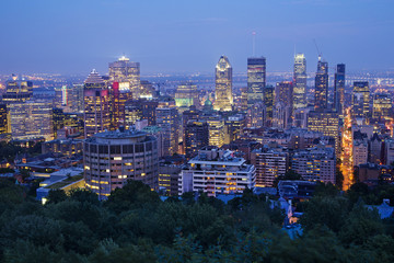 Naklejka premium Montreal Skyline at dusk