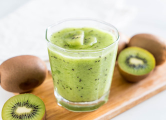 Fototapeta na wymiar Healthy fresh kiwi smoothie in glass