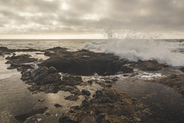 Obraz premium Ocean Waves Crashing into Rocky Shore