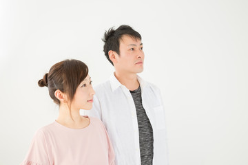 上を見上げる笑顔の男女
