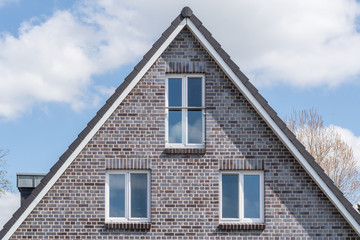 Giebel eines Hauses mit Fenstern