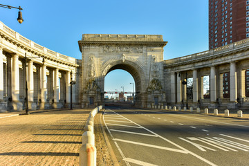 Naklejka premium Manhattan Bridge Arch - Nowy Jork, USA