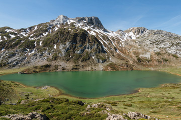 Lago Cerveriz y Picos Albos. Lagos de Saliencia, Parque Natural de Somiedo, Asturias.