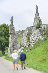 Zwei Senioren beim Wandern in der Schwäbischen Alb