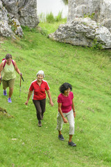 Drei ältere Frauen beim Wandern