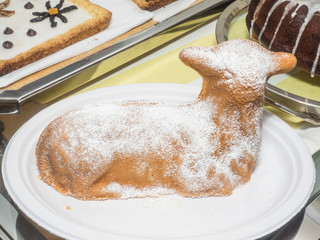 Easter Lamb-Shaped Pound Cake © Melastmohican