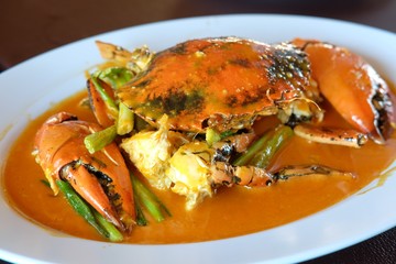 Stir-fried Crab in Curry Powder / This Thai recipe for stir-fried crab in curry sauce, Boo Paht Pong Karee, is unique in Thai cuisine