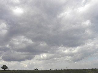 paesaggio di campagna con nuvole