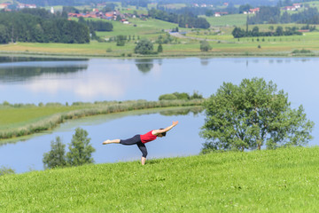 Balancieren auf einem Bein beim Pilates-Training