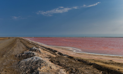 Rosa Wasser der Salzwerke in Walvis Bay, Namibia