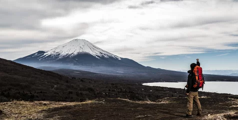 Fototapeten Guts-Pose, ein Mann, der einen Berg erklimmt © aijiro