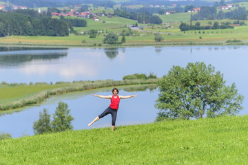 Pilates-Workout im Grünen