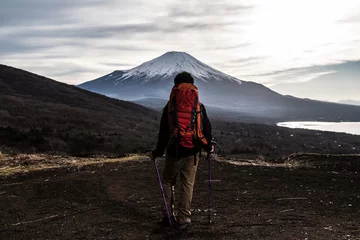 Gordijnen Een man die een berg beklimt, een toverstok © aijiro