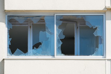 fenêtre cassé bris vitre verre brisé squat entrée cambriolage effraction délabré remplacer