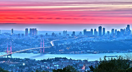 Panoramablick auf Istanbul mit der Bosporus-Brücke © monticellllo