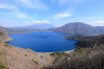 Fototapeta na wymiar 中ノ倉峠から見た本栖湖と富士山