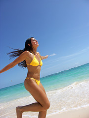 Corriendo disfrutando en la playa.