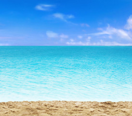 Fondo de una playa virgen y cielo azul.paisaje de una playa.