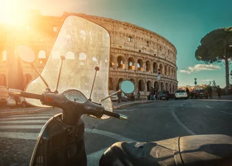 Foto op Canvas Retro scooter verblijf in de buurt van het Romeinse Colosseum onder de blauwe lucht met s © Andrii IURLOV