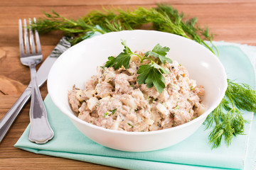 Салат из консервированной сайры, вареных яиц и лука