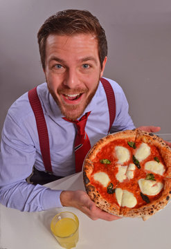 Hombre de negocios comiendo y disfrutando una pizza.