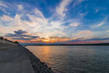 Obraz na płótnie Canvas Amazing sunset over the Danube