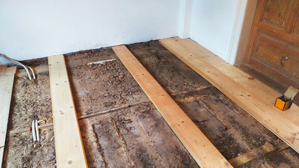 Sanierung und Restauration, Verlegen von Holzdielen auf eine alte Unterkonstruktion im Altbau, Sanierung eines Fußbodens mit neuen Dielen aus Holz
