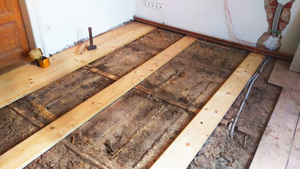 Sanierung und Restauration, Verlegen von Holzdielen auf eine alte Unterkonstruktion, Sanierung...