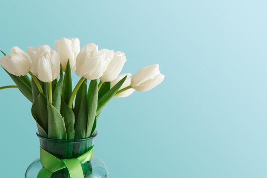 Fototapeta White tulips bouquet on blue background