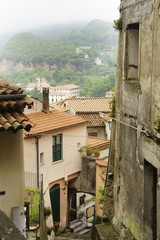 Fototapeta premium Maratea: enge und steile Gassen mit vielen Treppen sind kennzeichnend für die obere Altstadt 