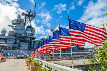 Photo sur Plexiglas Monument historique Drapeaux américains en ligne au Missouri Warship Memorial à Pearl Harbor Honolulu Hawaii, île d& 39 Oahu aux États-Unis. Monument patriotique historique national.