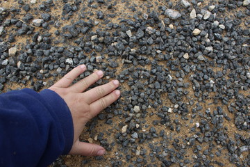 ramasser des cailloux