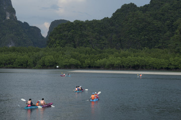 Fototapeta na wymiar Tourists canoe to visit the island in Southern Thailand.