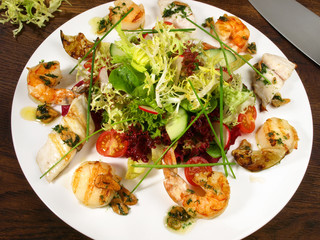 Salat Seafood mit Schnittlauch